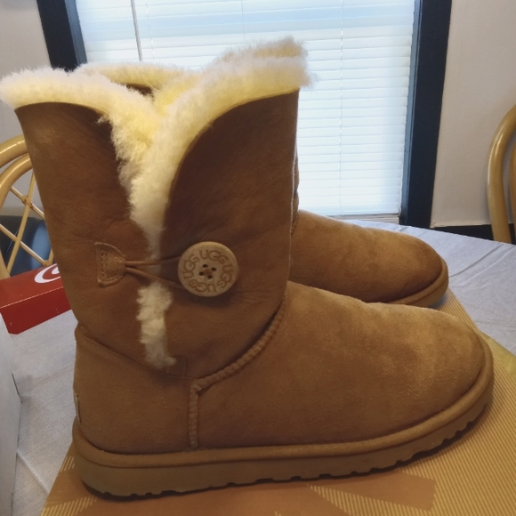 Ugg boots - Picture 1 of 7